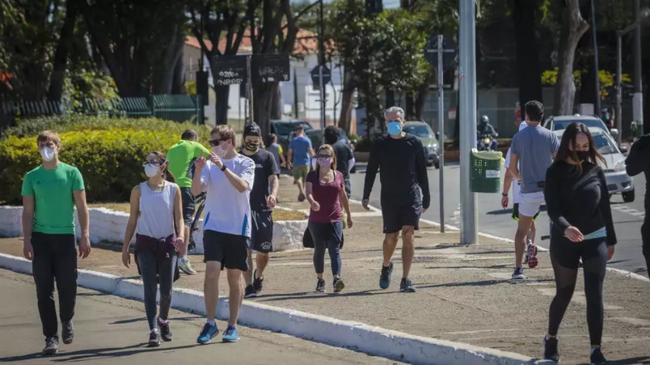 pessoas-praticam-exercicio-no-entorno-do-parque-do-ibirapuera-apesar-da-covid-19