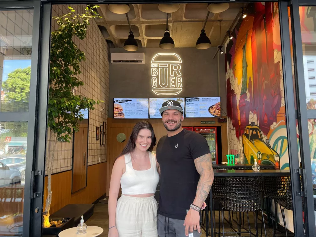 Da cozinha do apartamento para rede de hamburguerias: casal se destaca com negócio iniciado durante a pandemia