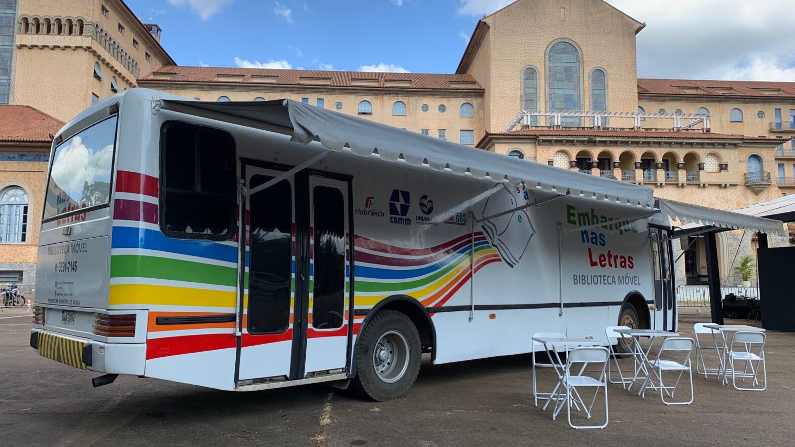 Biblioteca Móvel “Embarque nas Letras”, revitalizada com apoio da CBMM, marca presença no Fliaraxá 2022A biblioteca, que há 22 anos presta serviço à comunidade, será uma das atrações do Festival Literário de AraxáA Biblioteca Móvel “Embarque nas Letras” foi revitalizada e será reinaugurada durante a 10ª edição do Fliaraxá, um dos maiores festivais de literatura do país, que acontece entre os dias 11 e 15 de maio. O projeto de revitalização da Biblioteca Móvel foi realizado graças ao apoio da CBMM e outras instituições e empresas privadas de Araxá, por meio de aportes financeiros e recursos materiais.A Biblioteca Móvel completou, em 21 de abril de 2022, 22 anos de serviço à comunidade. Durante duas décadas, realizou 261.211 empréstimos de livros em 23 bairros da cidade. Após sua primeira reforma, em breve retomará o seu itinerário para levar livros, informações, lazer e cultura para toda a população.Maria Clara Fonseca, responsável pela Biblioteca Pública de Araxá, revela ter colhido os frutos do seu trabalho após quatro anos de funcionamento da Biblioteca Móvel, escolhida por ela como objeto de pesquisa de seu Curso de Mestrado em 2005. “Desde 1997, participo da trajetória e da atuação da Biblioteca Pública Municipal na comunidade araxaense. Em vários projetos, tive a oportunidade de estar à frente como bibliotecária coordenadora e uma das grandes realizações profissionais foi a implantação da Biblioteca Móvel. Sou grata às empresas e instituições parceiras, profissionais envolvidos e ao poder público, por acreditarem no potencial transformador da cultura e na promoção do ser humano por meio da leitura.”“Embarque nas Letras” é uma iniciativa da Biblioteca Municipal Viriato Correa, que neste ano completa 72 anos, período este em que acompanhou as inovações tecnológicas emergentes ao longo do tempo. Hoje, a comunidade araxaense pode usufruir de serviços remotos oferecidos nos canais de comunicação da biblioteca: site, WhatsApp, Instragram e Facebook, possibilitando ao usuário se informar, interagir, acompanhar as novidades e solicitar serviços. Instalada na Av. Getúlio Vargas, nº 810, a Biblioteca Pública ocupa um espaço amplo, bem distribuído e com acessibilidade adequada. Em breve, a instalação fará parte do “Espaço do Conhecimento Araxá” com novas áreas para estudo e acesso a computadores. O seu acervo, já digitalizado, encontra-se disponível no site da Prefeitura: www.araxa.mg.gov.br, no qual o usuário pode consultar a obra desejada por título, autor, assuntos e palavras-chave, entre outras funcionalidades.Álvaro Rezende, da área de Relacionamento com a Comunidade da CBMM, ressalta a importância da biblioteca móvel para a comunidade de Araxá. “A Biblioteca Pública Municipal de Araxá construiu o seu legado e acompanhou a evolução dos tempos, sabendo modificar-se diante das inovações que ocorreram ao longo dos seus 72 anos. A Biblioteca Móvel se destaca pela sua capilaridade, possibilitando acesso ao acervo da instituição em todos os cantos da cidade, levando assim cultura e formação educacional à população.”