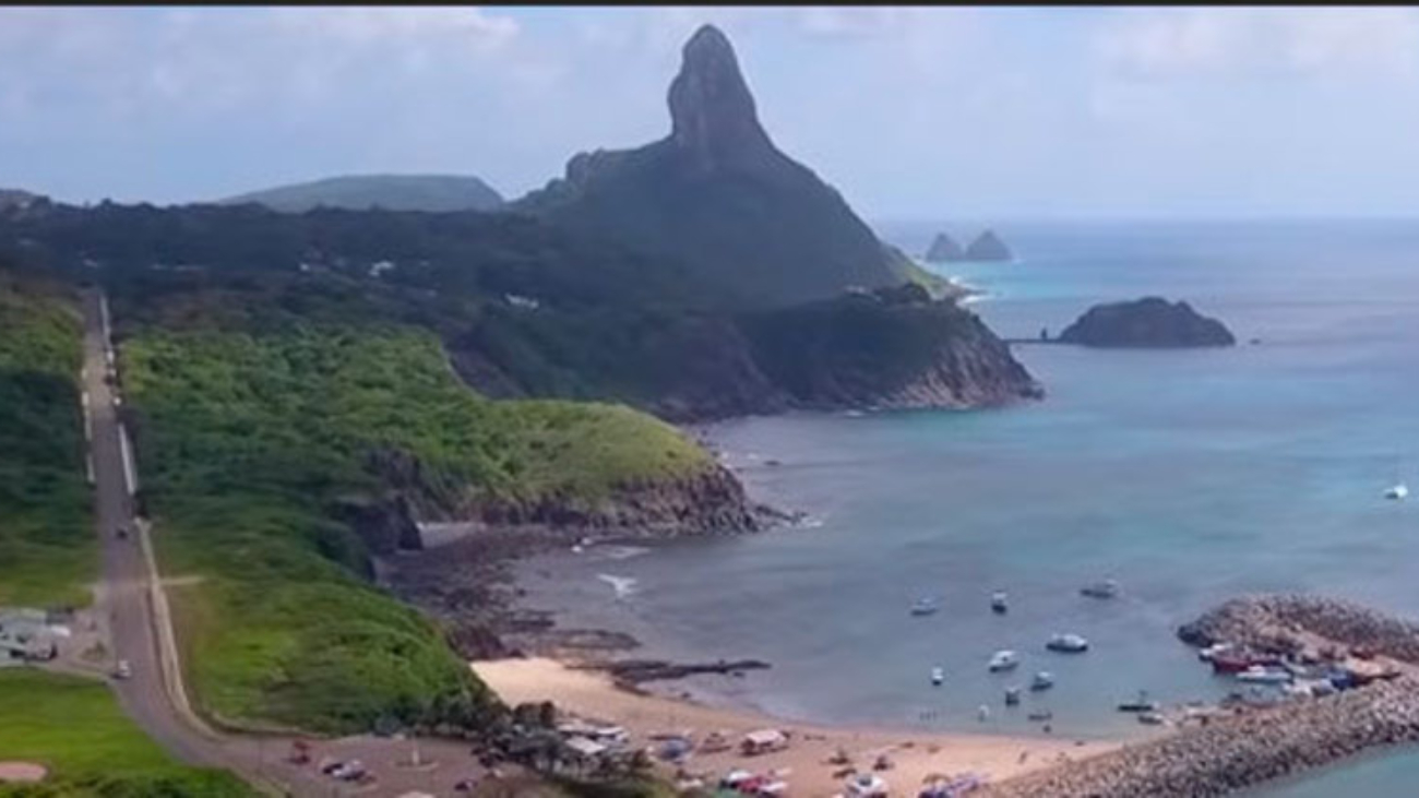 a-praia-do-sancho-e-uma-das-melhores-atracoes-do-arquipelago-de-fernando-de-noronha-fica-localizada-em-meio-a-paredoes-e-seu-acesso-e-pelo-mar-ou-por-uma-escadaria-criada-no-10022022020146825