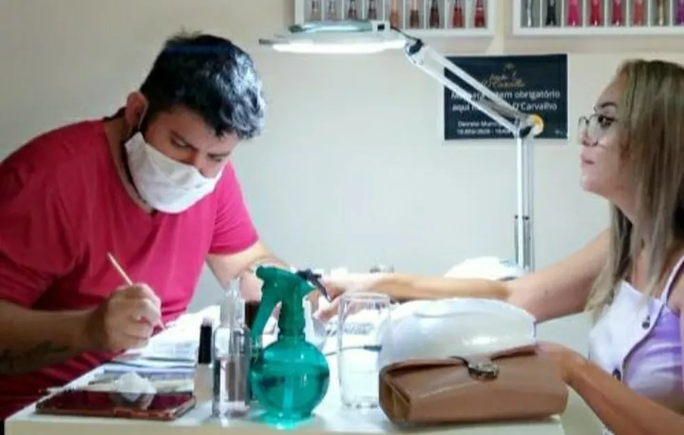 Manicuro faz sucesso entre clientes de salão de beleza no interior de SP