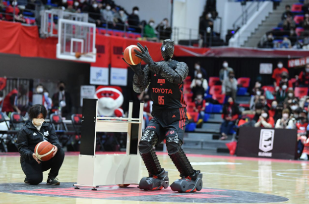 Robô jogador de basquete aprende a driblar e acerta mais de 2 mil lances diretos