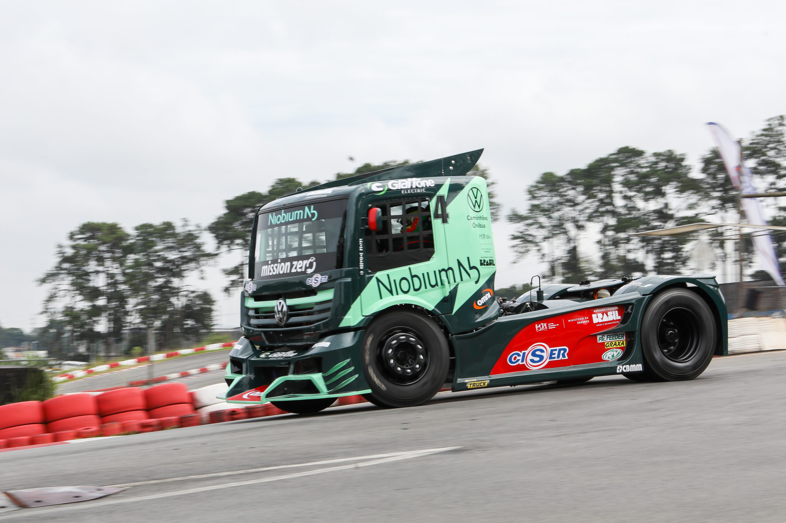 Primeiro caminhão de corrida híbrido elétrico do mundo estreia na Copa Truck 2023 