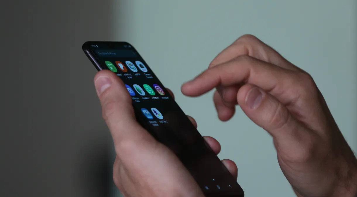 Celular atrai raio? Especialistas explicam