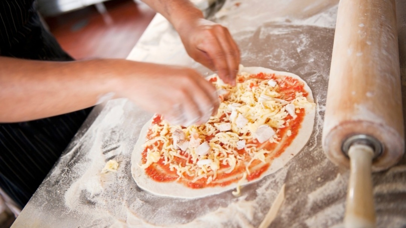 Curso-gratuito-de-Pizzaiolo-e-Panificacao