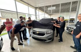 Prefeitura de Araxá entrega de veículo para a Ampara