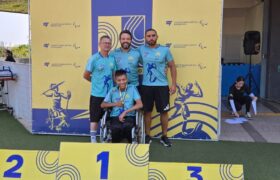 Araxá começa a trilhar um caminho promissor rumo à consolidação como um polo de citricultura. A cidade agora investe em estratégias para proteger sua produção agrícola contra o greening, uma doença que já afetou importantes regiões produtoras de laranja no Brasil e no exterior. Produtores locais têm tomado medidas preventivas para garantir um ambiente seguro e produtivo para o cultivo de citrus, em busca de transformar a região em uma referência nacional.O produtor rural Gilberto Castro destaca os esforços realizados, como a substituição de pés de laranja possivelmente contaminados por novas mudas. Segundo ele, esses cuidados são essenciais para evitar que a doença se espalhe e comprometa a produção futura. “Araxá tem um grande potencial de se tornar um polo de citricultura, e a prevenção contra o greening é o primeiro passo para atrair investimentos e fortalecer a economia local”, explica.De acordo com o secretário de Desenvolvimento Econômico, Inovação e Turismo de Araxá, Italo Marcus Fonseca Borges, a expectativa é que a região alcance 10 mil hectares de plantio em breve. “Esse é um dos grandes passos para que Araxá se torne uma grande produtora de laranja, por meio dessa visão e desse cuidado preventivo. A retirada de murtas e outras plantas hospedeiras do inseto transmissor do greening, o psilídeo, é uma medida crucial para proteger os pomares locais”, afirma.–Att.Assessoria de Comunicação