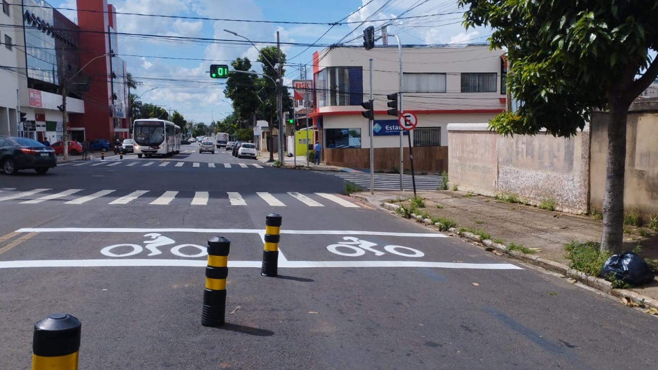 Áreas de espera para motos é implantado nos semáforos das avenidas Imbiara, Senador Montandon e Getúlio Vargas