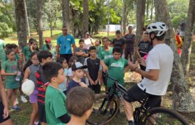 Crianças do Projeto Vida em Movimento vivenciam preparativos da Copa Internacional de Mountain Bike