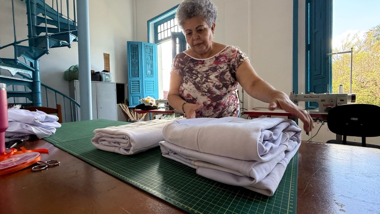 Projeto Teia Sustentável uniformes usados viram cobertores para aquecer vidas (4)