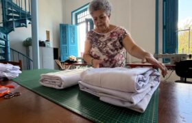 Projeto Teia Sustentável: uniformes usados viram cobertores para aquecer vidas