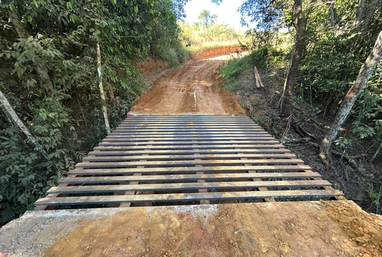 Ponte na região do Morro da Mesa é substituída por nova estrutura de metal